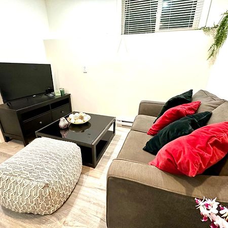 Cozy & Bright Home With Parking Victoria Eksteriør billede