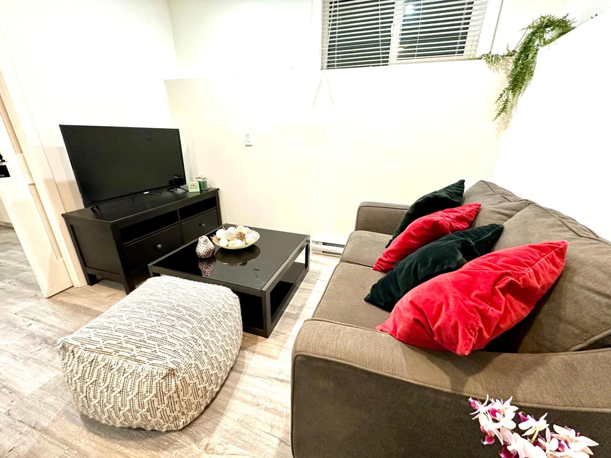 Cozy & Bright Home With Parking Victoria Eksteriør billede